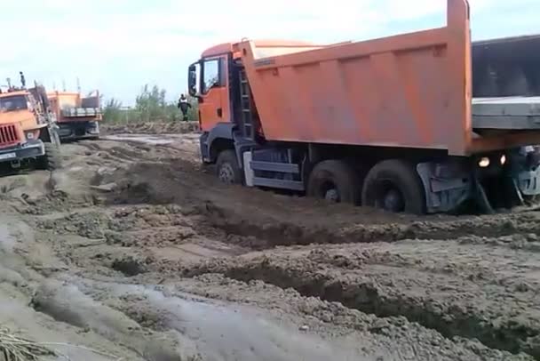 Surgut Rusia Agosto 2016 Camión Atrapado Barro Camino Tierra Road — Vídeo de stock