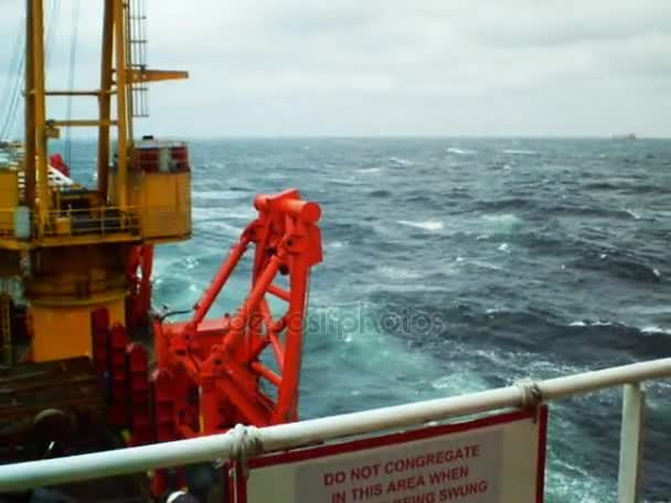 La barcaza de cubierta yacía. Tuberías y grúas de elevación en el barco. Equipo para colocar una tubería en el fondo del mar — Vídeo de stock