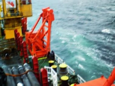 Güverte mavna yatıyordu. Borular ve kaldırma vinç gemi. Deniz dibinin üzerinde bir boru hattı döşenmesi için donatım