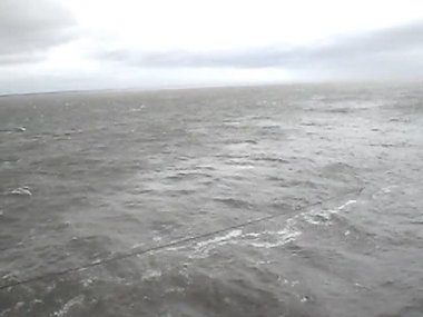 Deniz zahmetli geminin güverte ile. Dalgalar halinde bulutlu hava
