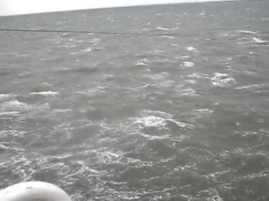 Deniz zahmetli geminin güverte ile. Dalgalar halinde bulutlu hava
