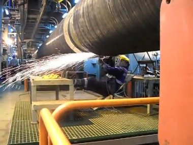 Öğütücüler kullanarak kaynak bağlantı Temizleme. Uçan sparks. Sualtı boru hattı kaynak. 