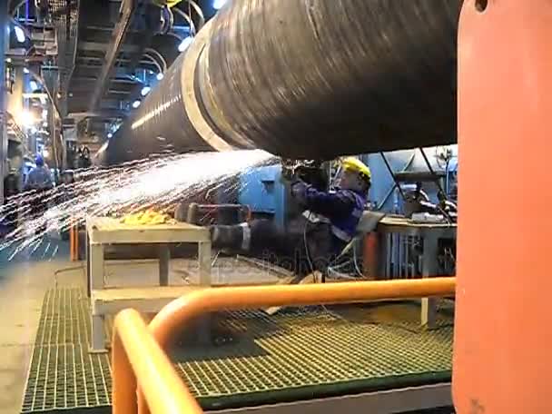 Limpieza de una conexión de soldadura con amoladoras. Chispas voladoras. Soldadura bajo el agua tubería . — Vídeos de Stock