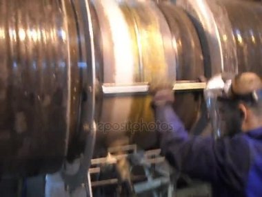 Taşlama tezgahı üzerinde bir fırça ile kaynak bağlantı Temizleme. Hazırlık ve sualtı Doğalgaz boru hattı Meclisi atölye tutmak için mavna yatıyordu.