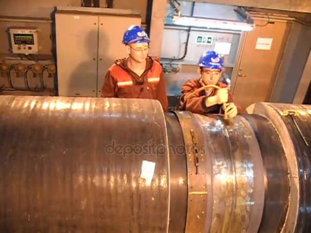 Cooling and blowing with compressed air, the weld on the pipeline. — Stock Video