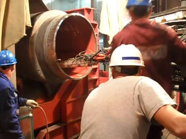 Installation av en centralizer i rörledningen. Enheten för att justera kanal. — Stockvideo