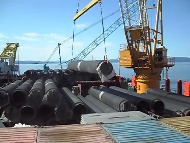 Mover la tubería con una grúa en la cubierta de la barcaza. Preparación y montaje del gasoducto submarino para la celebración del taller . — Vídeos de Stock