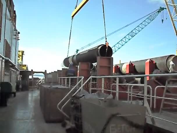 Mover la tubería con una grúa en la cubierta de la barcaza. Preparación y montaje del gasoducto submarino para la celebración del taller . — Vídeo de stock