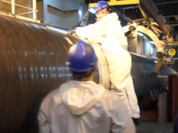 The insulation space welded pipe connections. Preparation and assembly of the underwater gas pipeline to hold the workshop lay barge. — Stock Video