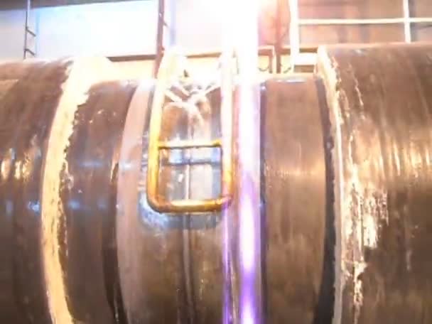 Охолодження, мийки зварного шва на трубопроводі. — стокове відео