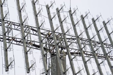 Askeri radar anteni. Küçük antenler oluşan bir kılavuz büyük toplanan.