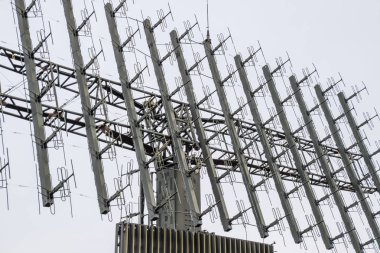 Askeri radar anteni. Küçük antenler oluşan bir kılavuz büyük toplanan