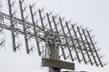 Askeri radar anteni. Küçük antenler oluşan bir kılavuz büyük toplanan