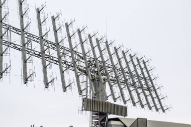 Askeri radar anteni. Küçük antenler oluşan bir kılavuz büyük toplanan
