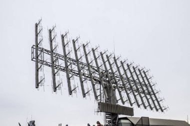 Askeri radar anteni. Küçük antenler oluşan bir kılavuz büyük toplanan