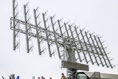 Askeri radar anteni. Küçük antenler oluşan bir kılavuz büyük toplanan