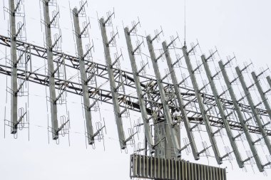 Askeri radar anteni. Küçük antenler oluşan bir kılavuz büyük toplanan