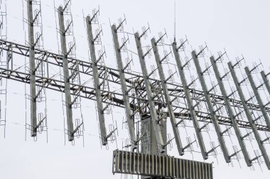 Askeri radar anteni. Küçük antenler oluşan bir kılavuz büyük toplanan