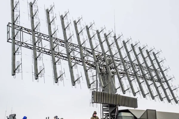 Askeri radar anteni. Küçük antenler oluşan bir kılavuz büyük toplanan