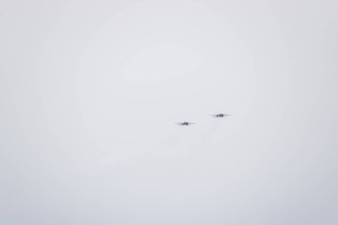 Krasnodar, Rusya - 23 Şubat 2017: Krasnodar Havaalanı Uçuş Okulu yukarıda gökyüzü hava gösterisinde. Airshow Defender vatanın şerefine. Su-35 gökyüzünde.