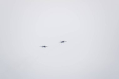 Krasnodar, Rusya - 23 Şubat 2017: Krasnodar Havaalanı Uçuş Okulu yukarıda gökyüzü hava gösterisinde. Airshow Defender vatanın şerefine. Su-35 gökyüzünde.