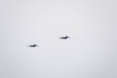 Krasnodar, Rusya - 23 Şubat 2017: Krasnodar Havaalanı Uçuş Okulu yukarıda gökyüzü hava gösterisinde. Airshow Defender vatanın şerefine. Su-35 gökyüzünde.