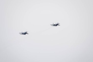 Krasnodar, Rusya - 23 Şubat 2017: Krasnodar Havaalanı Uçuş Okulu yukarıda gökyüzü hava gösterisinde. Airshow Defender vatanın şerefine. Su-35 gökyüzünde.