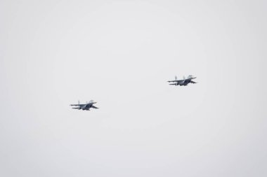 Krasnodar, Rusya - 23 Şubat 2017: Krasnodar Havaalanı Uçuş Okulu yukarıda gökyüzü hava gösterisinde. Airshow Defender vatanın şerefine. Su-35 gökyüzünde.