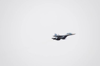 Krasnodar, Rusya - 23 Şubat 2017: Krasnodar Havaalanı Uçuş Okulu yukarıda gökyüzü hava gösterisinde. Airshow Defender vatanın şerefine. Su-35 gökyüzünde.