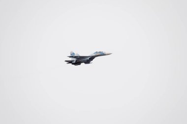 Krasnodar, Rusya - 23 Şubat 2017: Krasnodar Havaalanı Uçuş Okulu yukarıda gökyüzü hava gösterisinde. Airshow Defender vatanın şerefine. Su-35 gökyüzünde.