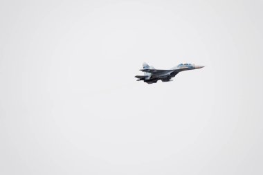 Krasnodar, Rusya - 23 Şubat 2017: Krasnodar Havaalanı Uçuş Okulu yukarıda gökyüzü hava gösterisinde. Airshow Defender vatanın şerefine. Su-35 gökyüzünde.