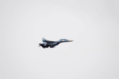 Krasnodar, Rusya - 23 Şubat 2017: Krasnodar Havaalanı Uçuş Okulu yukarıda gökyüzü hava gösterisinde. Airshow Defender vatanın şerefine. Su-35 gökyüzünde.
