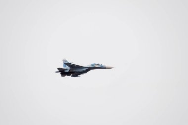 Krasnodar, Rusya - 23 Şubat 2017: Krasnodar Havaalanı Uçuş Okulu yukarıda gökyüzü hava gösterisinde. Airshow Defender vatanın şerefine. Su-35 gökyüzünde.
