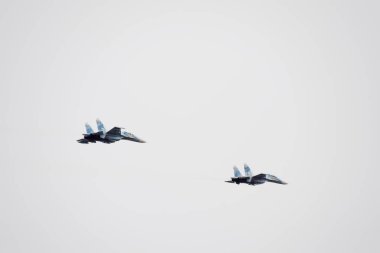 Krasnodar, Rusya - 23 Şubat 2017: Krasnodar Havaalanı Uçuş Okulu yukarıda gökyüzü hava gösterisinde. Airshow Defender vatanın şerefine. Su-35 gökyüzünde.