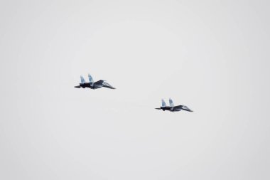 Krasnodar, Rusya - 23 Şubat 2017: Krasnodar Havaalanı Uçuş Okulu yukarıda gökyüzü hava gösterisinde. Airshow Defender vatanın şerefine. Su-35 gökyüzünde.