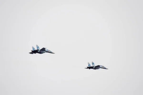 俄罗斯克拉斯诺达尔 2017年2月23日 克拉斯诺达尔机场飞行学校上空上空的空中展示 航展纪念祖国的捍卫者 在天空中 — 图库照片