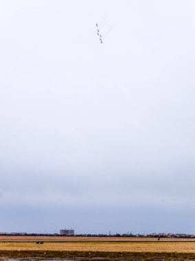 Krasnodar, Rusya - 23 Şubat 2017: Krasnodar havaalanı uçuş okulunun üstündeki hava gösterisi. Anavatanın Koruyucusu onuruna hava gösterisi. Gökyüzünde MiG-29.