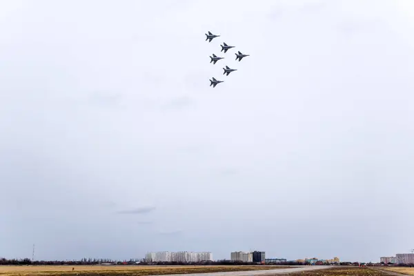 Flyguppvisning i himlen över Krasnodar flygplats flygskolan. Airshow hedra försvarare av fosterlandet. Mig-29 i himlen. — Stockfoto