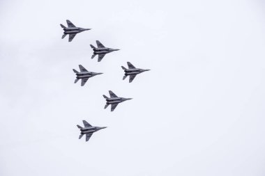 Krasnodar, Rusya - 23 Şubat 2017: Krasnodar havaalanı uçuş okulunun üstündeki hava gösterisi. Anavatanın Koruyucusu onuruna hava gösterisi. Gökyüzünde MiG-29.