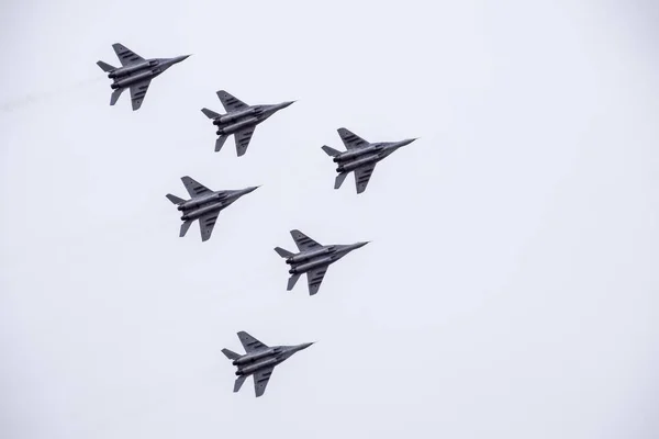 Espectáculo aéreo en el cielo sobre la escuela de vuelo del aeropuerto de Krasnodar. Airshow en honor a Defensor de la Patria. MiG-29 en el cielo . — Foto de Stock