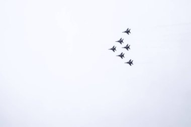 Krasnodar, Rusya - 23 Şubat 2017: Krasnodar havaalanı uçuş okulunun üstündeki hava gösterisi. Anavatanın Koruyucusu onuruna hava gösterisi. Gökyüzünde MiG-29.