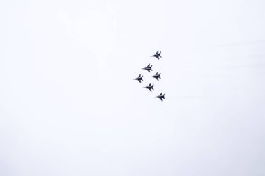 Krasnodar, Rusya - 23 Şubat 2017: Krasnodar havaalanı uçuş okulunun üstündeki hava gösterisi. Anavatanın Koruyucusu onuruna hava gösterisi. Gökyüzünde MiG-29.