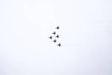 Krasnodar, Rusya - 23 Şubat 2017: Krasnodar havaalanı uçuş okulunun üstündeki hava gösterisi. Anavatanın Koruyucusu onuruna hava gösterisi. Gökyüzünde MiG-29.