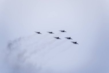 Krasnodar Havaalanı uçuş okulu yukarıda gökyüzü hava gösterisinde. Airshow Defender vatanın şerefine. MiG-29 gökyüzünde.