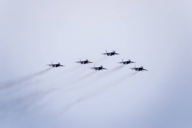 Krasnodar, Rusya - 23 Şubat 2017: Krasnodar havaalanı uçuş okulunun üstündeki hava gösterisi. Anavatanın Koruyucusu onuruna hava gösterisi. Gökyüzünde MiG-29.