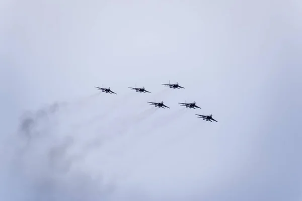 Show aéreo no céu acima da escola de voo do aeroporto de Krasnodar. Airshow em honra do Defensor da Pátria. MiG-29 no céu . — Fotografia de Stock