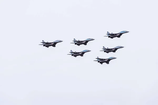 Espectáculo aéreo en el cielo sobre la escuela de vuelo del aeropuerto de Krasnodar. Airshow en honor a Defensor de la Patria. MiG-29 en el cielo . — Foto de Stock