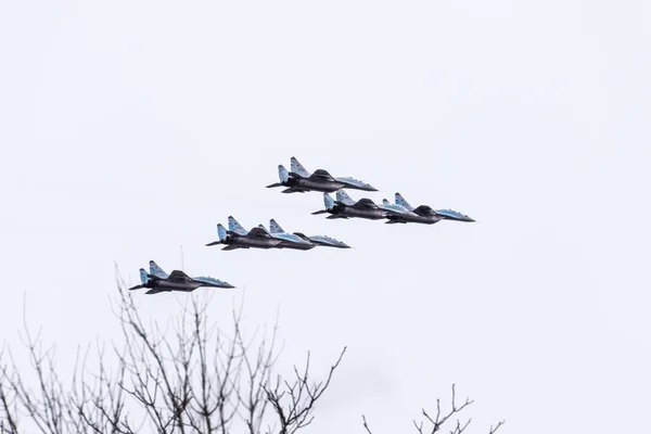 De Toon van de lucht in de hemel boven de vliegschool van Krasnodar airport. Airshow ter ere van verdedigers van het vaderland. MiG-29 in de hemel. — Stockfoto