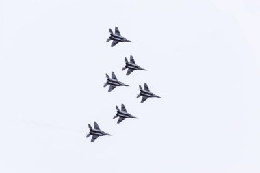 Krasnodar, Rusya - 23 Şubat 2017: Krasnodar havaalanı uçuş okulunun üstündeki hava gösterisi. Anavatanın Koruyucusu onuruna hava gösterisi. Gökyüzünde MiG-29.