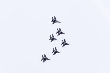 Krasnodar, Rusya - 23 Şubat 2017: Krasnodar havaalanı uçuş okulunun üstündeki hava gösterisi. Anavatanın Koruyucusu onuruna hava gösterisi. Gökyüzünde MiG-29.